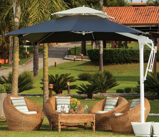 Ombrelone Oasis em foto ambientada com conjunto de rattan