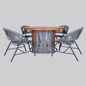 Conjunto de Jantar Anita composto por uma mesa de jantar com tampo em madeira Cumarú e 4 cadeiras em corda náutica.