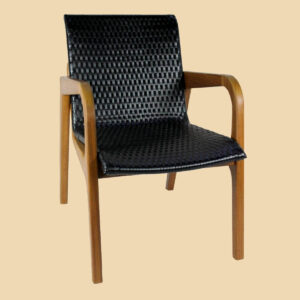 Cadeira Zurique com estrutura de madeira e revestida de fibra sintética, cor preta