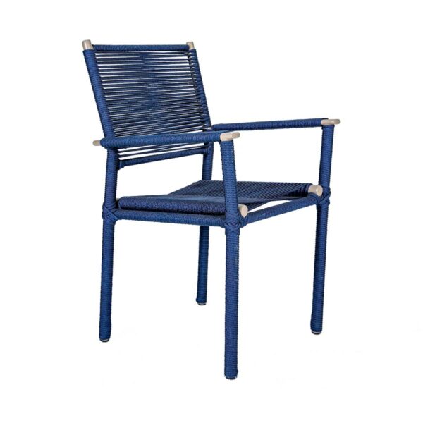 Cadeira Milano com braço, revestida de corda náutica cor azul