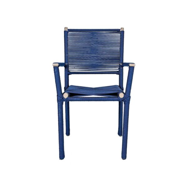 Cadeira Milano com braço, revestida de corda náutica cor azul, imagem frontal