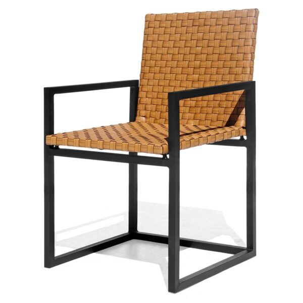 Cadeira Young, estrutura de alumínio, revestida de fibra sintética.