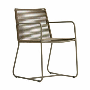 Cadeira Doha com Braço, elaborada com corda sintética cor preta