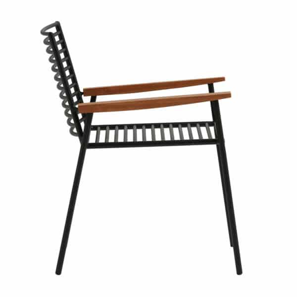 Cadeira Lira, estrutura de alumínio e braço em madeira cumarú, foto lateral