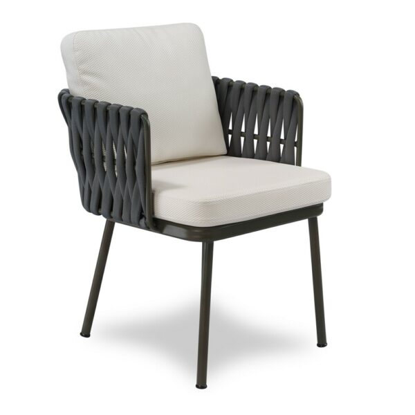 Cadeira elaborada com tricô náutico e estrutura de alumínio.