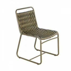 Cadeira Kaly elaborada com tricô náutico e estrutura de alumínio.
