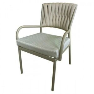 Cadeira Luka elaborada com tricô náutico e estrutura de alumínio.
