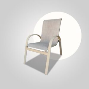 Cadeira Génova, estrutura de alumínio e com braços e acabamento em Tela Sling. Foto Diagonal