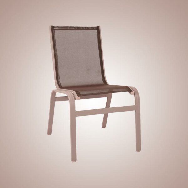 Cadeira Ibiza, estrutura de alumínio e com braços e acabamento em Tela Sling. Foto Diagonal
