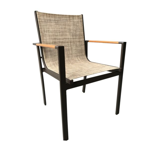 Cadeira Mantova, estrutura de alumínio e com braços e acabamento em Tela Sling. Foto Diagonal. Braço com acabamento em madeira.