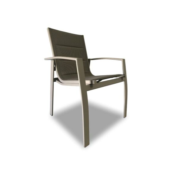 Cadeira Ravena Almofadada, estrutura de alumínio e com braços e acabamento em Tela Sling Almofadada. Foto Diagonal