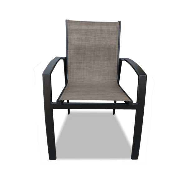 Cadeira Ravena, estrutura de alumínio e com braços e acabamento em Tela Sling. Foto Frontal