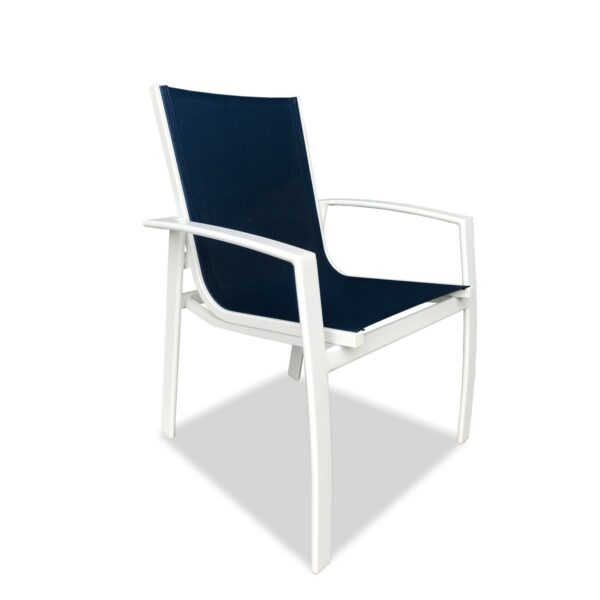 Cadeira Ravena, estrutura de alumínio e com braços e acabamento em Tela Sling. Foto Diagonal