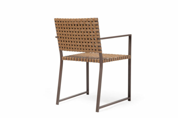 Cadeira Azaléa com braço, elaborada com Fibra Sintética e Estrutura de Alumínio