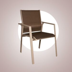 Cadeira Mantova, estrutura de alumínio e com braços e acabamento em Tela Sling.